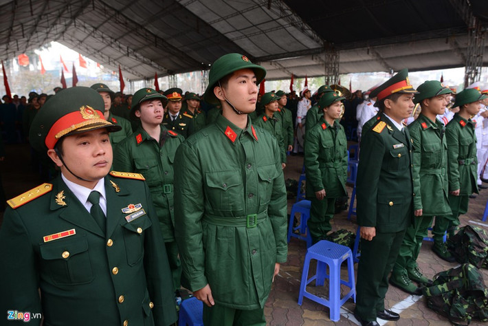 Sáng 14/2, Hà Nội đồng loạt tổ chức Lễ giao nhận quân 30/30 quận, huyện, thị xã với 3.500 công dân lên đường nhập ngũ. Trong đó, công dân nhập ngũ có trình độ đại học, cao đẳng, trung học chuyên nghiệp là hơn 52%, thực hiện nghĩa vụ Công an nhân dân là 570 công dân. Trong ảnh là buổi lễ tại sân nhà thi đấu đa năng Quần Ngựa, quận Ba Đình.