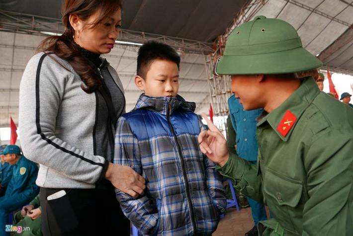 Dặn dò em trai chăm học và ngoan ngoãn giúp mẹ khi anh vắng nhà.