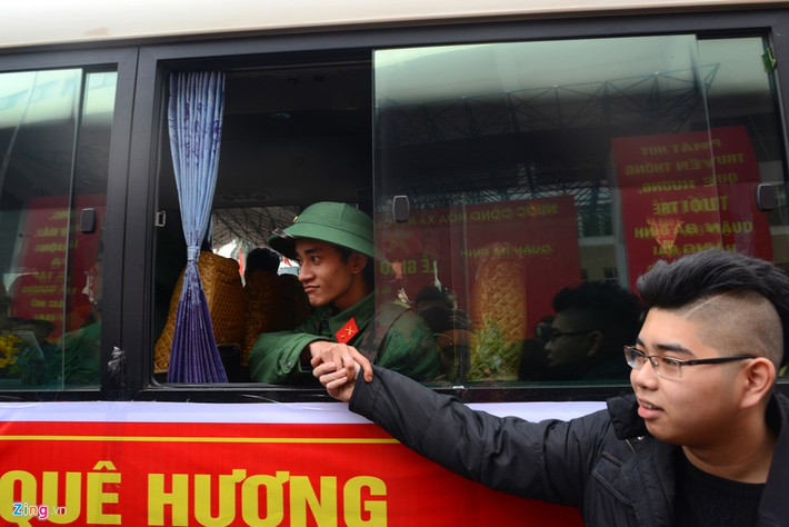 Cái bắt tay của đôi bạn hẹn ngày gặp lại.