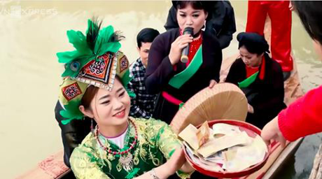 Mặc dù đã có quy định cấm ngả nón xin tiền, song năm nay, tình trạng liền anh liền chị xin tiền du khách vẫn diễn ra. Thông tin trên báo Ngày nay có đưa, ban tổ chức lễ hội vùng Lim đã yêu cầu câu lạc bộ có hành vi phản cảm trên dừng hoạt động. Ảnh minh họa (nguồn: Ngày nay).