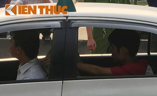 Trước đó, khoảng gần 4h ngày 8/2, trong lúc anh Huỳnh Thanh Vũ (39 tuổi, ngụ huyện Cần Giờ, tài xế taxi hãng Vinasun) đang chở Duy lưu thông trên xa lộ Hà Nội (XLHN) đoạn thuộc phường Phước Long B, quận 9 thì bất ngờ từ phía sau, Duy chồm lên dùng dây dài hơn 2m siết cổ anh Vũ, kéo mạnh về phía sau và yêu cầu tài xế dừng ngay giữa đường. Nạn nhân kháng cự thoát ra ngoài, tri hô và được người dân hỗ trợ truy bắt đối tượng giao Công an xử lý. Ảnh nghi can Duy thực hiện lại hành động dùng dây siết cổ tài xế taxi.