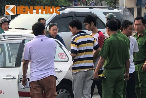 Một thông tin nóng dư luận khác trong tuần qua đó là vụ kẻ cướp siết cổ tài xế taxi ở Sài Gòn. Ngày 9/2, Công an quận 9, TP HCM cho biết, sau gần 24 tiếng đồng hồ gây án, nghi can Bàn Văn Duy (20 tuổi, quê tỉnh Bắc Giang, nghi can siết cổ tài xế taxi ở Sài Gòn) đã khai nhận toàn bộ hành vi phạm tội của mình. Hiện CQĐT đang lập hồ sơ, ra quyết định tạm giam nghi can Duy để điều tra hành vi “cướp tài sản”. Ảnh đối tượng Duy (áo thun trắng, tay áo đỏ) được Công an di lý đến hiện trường thực nghiệm điều tra.