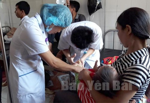 Một vụ ngộ độc thực phẩm xảy ra vào tối 18/11 tại một đám cưới ở xã Yên Hợp, huyện Văn Yên, tỉnh Yên Bái. Ít giờ sau khi ăn cỗ cưới, 64 người trong đó có nhiều trẻ em ở huyện Văn Yên (Yên Bái) có triệu chứng đau bụng, buồn nôn, phải đi cấp cứu. Ảnh: Báo Yên Bái