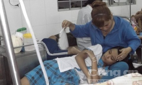 Các vụ ngộ độc nghiêm trọng thường là ngộ độc tập thể, số lượng thương vong cao. Vào khoảng hơn 15h30 ngày 10/2/2017, sau khi học sinh bán trú dùng bữa cơm chiều thì bất ngờ hàng loạt các học sinh của 3 trường tiểu học là: tiểu học Trương Định, Trường tiểu học Chu Văn An và trường tiểu học thị trấn Long Hồ (Vĩnh Long) có biểu hiện đau bụng, nhức đầu, nôn ói. Lập tức những học sinh này được đưa đến Bệnh viện đa khoa tỉnh Vĩnh Long để tiến hành cấp cứu và điều trị.Ảnh: Công an TP HCM.