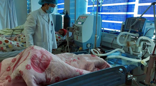 Bắt đầu từ ngày 10/2, tại bản Tả Chải, xã Ma Ly Chải, huyện Phong Thổ, Lai Châu đã xảy ra vụ ngộ độc chết người kinh hoàng. Tính đến 14h30 ngày 16/2, số ca nghi ngộ độc thực phẩm đã tăng lên con số 49 người, trong số đó, 8 người đã tử vong. Ông Đỗ Văn Giang Giám đốc Bệnh viện Đa khoa tỉnh Lai Châu cho biết, nguyên nhân tử vong đang nghi là do ngộ độc rượu và thực phẩm. Tuy nhiên, ông Giang nhấn mạnh kết luận cuối cùng phải chờ các kết quả xét nghiệm chuyên sâu và căn cứ vào kết quả giám định pháp y. Ảnh: Một thế giới.