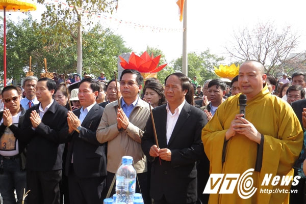 Sáng 19/2, tại chùa Thắng Phúc (xã Tiên Thắng, huyện Tiên Lãng, TP Hải Phòng), hàng ngàn người dân cùng khách thập phương và các tăng ni, phật tử, lãnh đạo TP Hải Phòng đã long trọng làm lễ đúc tạo 13 pho kim thân Phật tượng để đặt trong Bảo tháp Phật Quang 13 tầng của ngôi chùa. Đại đức Thích Quảng Ninh - Trụ trì chùa Thắng Phúc, ông Lê Văn Thành - Bí thư Thành ủy, Chủ tịch HĐND TP Hải Phòng (người đứng thứ hai từ bên phải) cùng đông đảo các lãnh đạo thành phố, huyện Tiên Lãng và tăng ni, phật tử làm lễ ký yểm kim ngân vàng bạc vào các pho tượng.