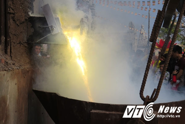13 pho kim thân Phật tượng được đúc bằng đồng đỏ.