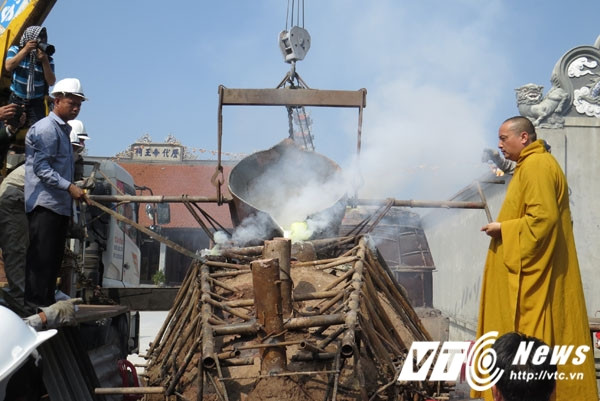 Đại đức Thích Quảng Minh - Trụ trì chùa Thắng Phúc cùng các nhà sư trì tụng chú yểm kim thân Phật tượng.