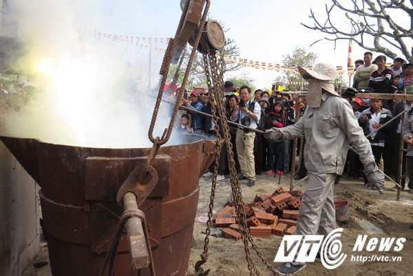 Công nhân đang nấu đồng chuẩn bị đổ vào khuôn. Được biết, pho tượng lớn nhất nặng trên 3 tấn, những pho còn lại có kích thước và trọng lượng giảm dần, nhỏ nhất là trên 2 tạ.