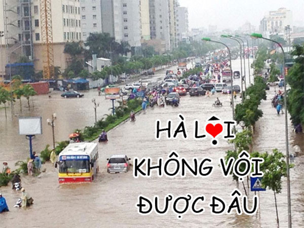 Ảnh chế giao thông Hà Nội mùa mưa lũ.