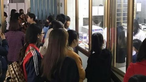 Hình ảnh các thầy cô giáo xếp hàng đăng ký hiến máu để cứu một học sinh truờng bị tai nạn thương tâm đã khiến dư luận cảm động. Thông tin trước đó, một học sinh trường THCS Trần Quốc Toản không may ngã từ tầng 4 xuống đất. Dù đã được cứu chữa tận tình xong không may em học sinh đã không qua khỏi. Ảnh: Đất Việt.