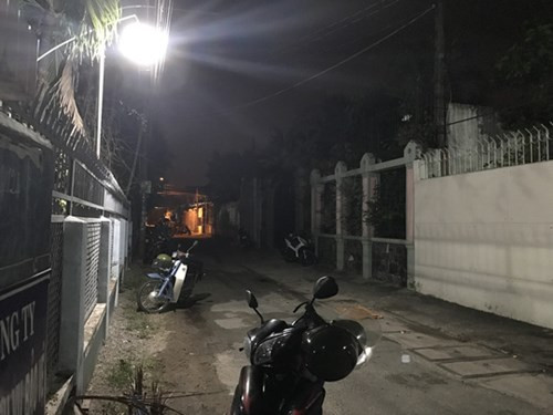 Đến 4 giờ ngày 26/2, Công an tỉnh Bình Dương vẫn phong tỏa một con hẻm trên đường 30/4, phường Phú Hòa, TP Thủ Dầu Một dẫn vào căn nhà nơi xảy ra vụ hỏa hoạn khiến 4 người tử vong. Theo công an, danh tính những nạn nhân vụ cháy kinh hoàng vừa qua là Hồ Hồng Diệp (SN 1978, quê Vĩnh Long), vợ là Đoàn Thị Phi Yến (SN 1984, quê Bến Tre), 2 con là Hồ Gia Bảo (SN 2008) và Hồ Bảo Châu (SN 2014).