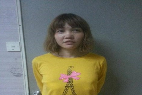 Tuần qua, thông tin về nghi phạm Đoàn Thị Hương trong vụ ông Kim Jong-nam bị tấn công ở Malaysia vẫn được dư luận đặc biệt quan tâm. Tin mới nhất liên quan đến nghi phạm được báo chí đưa, ngay trong sáng 25/2, đại diện Đại sứ quán Việt Nam tại Malaysia đã tiến hành thăm lãnh sự nghi phạm và xác định đúng là công dân Việt Nam, tên là Đoàn Thị Hương (SN 1988 tại Nam Định, Việt Nam) sơ bộ thấy sức khỏe ổn định. Trong tiếp xúc với cán bộ Đại sứ quán, Đoàn Thị Hương cho rằng bị lợi dụng và nghĩ rằng tham gia đóng video clip hài.