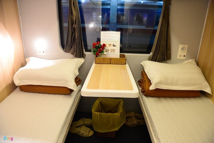 Giá vé giữ ổn định so với chuyến tàu thường là 265.000 - 423.000 đồng. Theo thiết kế, đoàn tàu có kiểu dáng hiện đại, thành toa xe được làm bằng thép cường lực cao. Những tiện ích dịch vụ của tàu hạng sang này bước đầu nhận được nhiều phản hồi tích cực của người sử dụng. Ảnh: Zing.