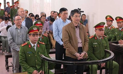 Tuần qua, một thông tin nóng dư luận đó là HĐXX TAND Hà Nội tuyên án với bị cáo Giang Kim Đạt và đồng bọn trong vụ tham ô gần 16 triệu USD. Theo đó, Giang Kim Đạt bị tuyên phạt mức án tử hình vì tội Tham ô tài sản 255 tỷ đồng. Hình phạt này bằng với mức đề nghị của đại diện Viện KS. Ảnh: Dân Việt.