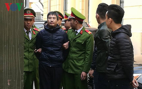 Đối với Giang Kim Đạt, VKSNS có đủ bằng chứng khẳng định bị cáo phạm tội tham ô số tiền gần 16 triệu USD rồi nhờ Giang Văn Hiển (bố Đạt) rửa tiền giúp bằng việc mua bất động sản, ôtô. Ảnh: VOV.