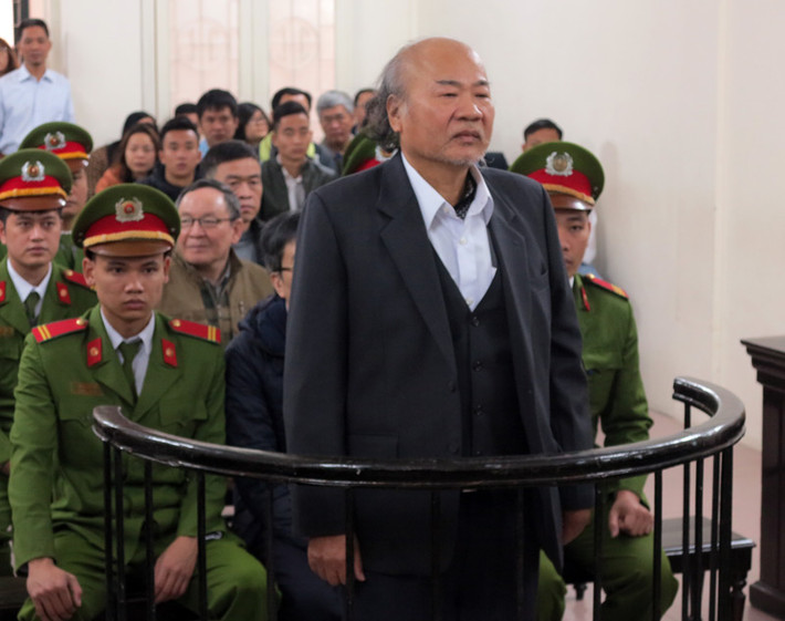Trong phiên xét xử, thẩm phán cũng cho hay, Giang Kim Đạt chuyển tiền từ nước ngoài về cho bố là Giang Văn Hiển. Bị cáo Hiển đã trực tiếp làm thủ tục đứng tên 22 tài khoản ngoại tệ tại bốn ngân hàng trong nước. Tổng cộng có tới 92 lần các công ty nước ngoài chuyển tiền vào tài khoản của Hiển với số tiền hơn 260 tỷ đồng. Ảnh: Vietnamnet.