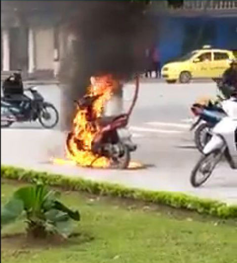 Người đàn ông tự phá hoại chính phương tiện giao thông của mình khiến nhiều người choáng váng.