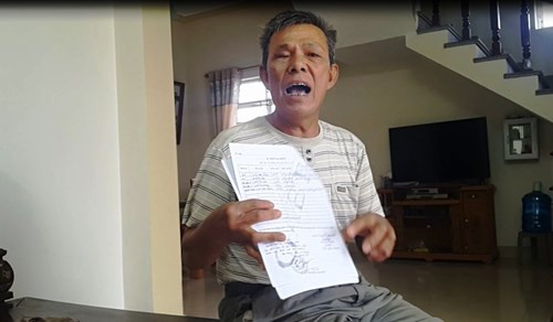 Theo ông Sem, địa phương có chủ trương lấy đất trong đó có phần diện tích đất mà gia đình ông đang canh tác để mở rộng nghĩa trang nhân dân thành phố. Tuy nhiên, ông Sem không đồng ý nhận tiền bởi nỗi lo ô nhiễm môi trường của dự án này. Ông cho rằng đây là lý do khiến bản lý lịch của con trai ông có bút phê như vậy.