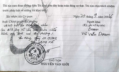 Ông Nguyễn Văn Giới, Chủ tịch UBND xã Tân Hưng cho hay: "Gia đình ông Vũ Văn Sem chưa nộp hết sản phẩm của thôn, của xã. Chủ trương của Đảng, Nhà nước ông ấy đã chấp hành đâu. Cụ thể, gia đình ông Sem chưa nhận tiền giải phóng mặt bằng dự án mở rộng nghĩa trang thành phố. Do gia đình ông ấy chưa chấp hành nên tôi xác nhận chưa chấp hành”.