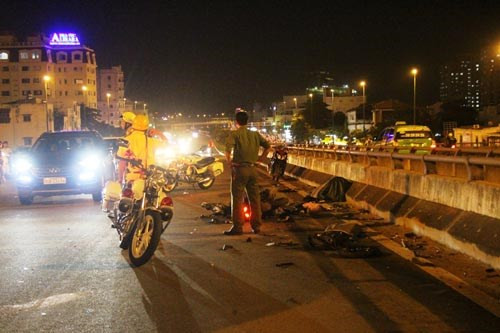 Khuya hôm qua (16/8) trên cầu Bình Lợi, phường Hiệp Bình Chánh, quận Thủ Đức, TP HCM xảy ra vụ đâm xe nghiêm trọng. Nạn nhân là anh Phạm Trung Thắng (35 tuổi, quê Hải Phòng). Vào thời gian trên, ôtô biển số tỉnh Đồng Nai do ông Đoàn Văn Sơn (60 tuổi, quê Ninh Bình) điều khiển, chạy đến điểm trên thì ông Sơn phát hiện xe máy do 1 nam thanh niên (sau đó xác định là nạn nhân Thắng) đang lao ngược chiều đến với tốc độ khủng khiếp.