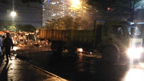 Vụ va chạm mạnh khiến cho 2 người trên xe máy tử vong tại chỗ, người còn lại được chuyển gấp vào bệnh viện gần đó cấp cứu nhưng cũng đã tử vong. Tài xế xe tải sau đó đến trình diện cơ quan chức năng. Nhận được tin báo, Công an quận Bình Tân có mặt phối hợp với các đơn vị nghiệp vụ giải quyết hiện trường, điều tra nguyên nhân vụ việc. Ảnh: SGGP.