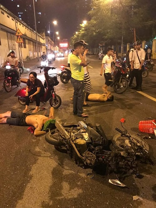 Khoảng 23h ngày 17/8, trên đường Nguyễn Đức Cảnh (quận Hoàng Mai, Hà Nội), hai thanh niên có biểu hiện say rượu đi xe máy với tốc độ cao đến đoạn đường đối diện nhà máy nước Tương Mai thì xảy ra va chạm mạnh với hai người đi xe máy Honda Wave.