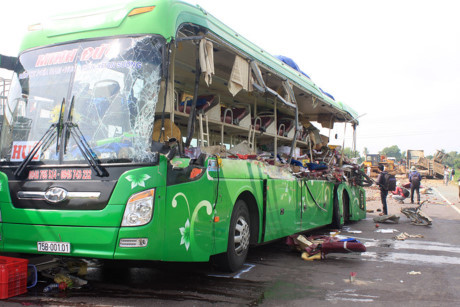 Xe khách mang biển số 75B do tài xế Nguyễn Long Hồ (44 tuổi, ngụ Thừa Thiên Huế) điều khiển chở theo 18 hành khách chạy trên đường tránh quốc lộ 1 qua huyện Phù Mỹ từ Nam ra Bắc, dến địa điểm trên thì bất ngờ xảy ra va chạm với xe đầu kéo biển số 35C do tài xế Nguyễn Văn Hương (38 tuổi, ngụ Ninh Bình) chở theo hai máy ủi chạy chiều ngược lại. Ảnh: VN.