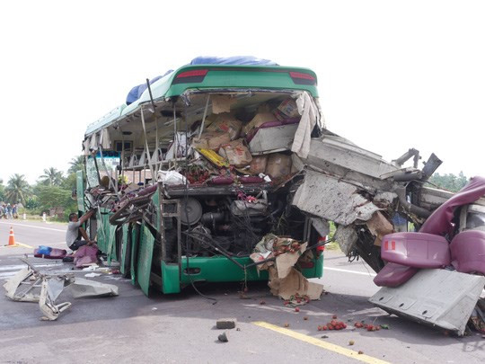 Cảnh tượng kinh hoàng sau vụ tai nạn thảm khốc ở Khánh Hòa hôm 16/8. Ảnh: Người lao động.