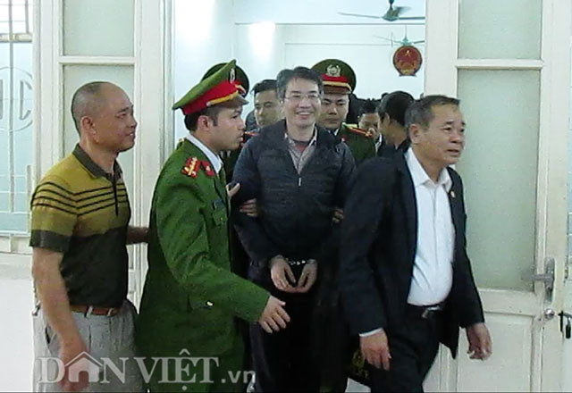 Một chi tiết đáng chú ý trong lời khai của Giang Kim Đạt có liên quan đến khối tài sản kếch xù mà bị cáo này sở hữu. Đạt khai có khoảng vài triệu USD ở tài khoản nước ngoài, 2 nhà ở Singapore, đã bán 1 nhà và dùng tiền mua bất động sản ở Anh. Ảnh: Dân Việt.
