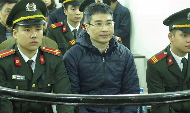 Giang Kim Đạt bị án sơ thẩm tuyên mức phạt tử hình với cáo buộc tham ô 260 tỷ đồng khi thương thảo việc Vinashinlines mua và cho thuê tàu. Trong số này, Đạt đưa ông Liêm 150.000 USD. Tuy nhiên, Đạt luôn phủ nhận tội danh này. Khi chủ tọa công bố bản cung về lời khai của Đạt thì bất ngờ bị cáo này phủ nhận và cho rằng mình bị bức cung. "Bị cáo có khai thế nhưng là lời khai không đúng sự thật" - Giang Kim Đạt nói. Ảnh: Tiền Phong.