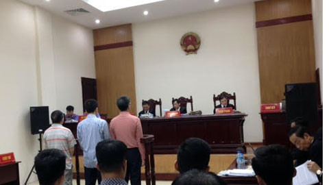 Cùng với Giang Kim Đạt, có các bị cáo Trần Văn Liêm - nguyên Tổng giám đốc Vinashinlines, Trần Văn Khương - nguyên Kế toán trưởng Vinashinlines, cùng về tội tham ô tài sản; bị cáo Giang Kim Hiển (bố Giang Kim Đạt) về tội rửa tiền. Ảnh: Vietnamnet.