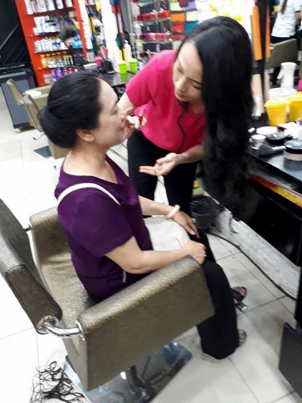 Cô cẩn thận "tút tát" lại nhan sắc cho mẹ và bản thân.