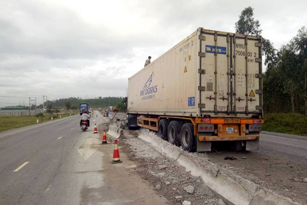 Vào khoảng 3h sáng 26/8, trên QL1A tuyến tránh TX. Hồng Lĩnh, tỉnh Hà Tĩnh đã xảy ra 1 vụ TNGT khiến xe container cày nát hơn 30m dải phân cách cứng giữa đường. Rất may vụ tai nạn không có thương vong về người. Ảnh: Giao