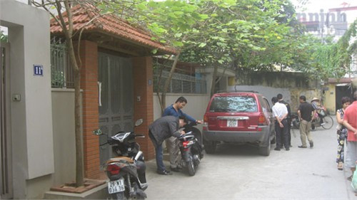 Một vụ trộm hy hữu đã xảy ra tại Hà Nội, bởi sau 4 ngày “mất của”, chủ xe đột ngột được nhận lại xe nguyên vẹn. Thậm chí khi đỗ xe để “trả lại” chủ, kẻ gian còn gập gương chiếu hậu để tránh bị các xe khác va phải.