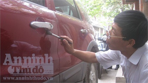 Vụ trộm kỳ quặc này xảy ra trên địa bàn phường Gia Thụy, quận Long Biên. Anh Tuân, nhân viên một cơ quan Nhà nước có trụ sở ở phố Nguyễn Sơn, quận Long Biên đỗ chiếc Ford Escape trong khu vực khuôn viên cơ quan. Cơ quan này có nhân viên bảo vệ trực 24/24h và chưa bao giờ xảy ra hiện tượng mất xe. Sau khi đi công tác về cơ quan, anh Tuân phát hiện chiếc xe không cánh mà bay. Ảnh: ANTĐ
