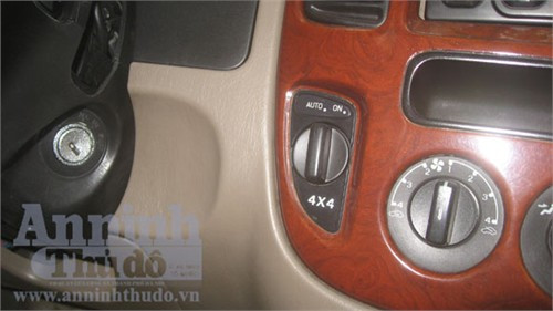 Sau đó vài ngày, người dân phát hiện chiếc Ford Escape màu “đỏ đun” không người trông giữ được “vứt” trước cửa ngôi nhà số 11, ngõ 117 Nguyễn Sơn, phường Gia Thụy. Đây chính là chiếc xe tang vật vụ mất trộm, tài sản của anh Tuân. Ảnh: ANTĐ