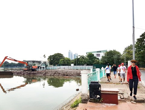 Trước luồng tin này, lãnh đạo UBND phường Thụy Khuê khẳng định: Thông tin Hồ Tây bị san lấp là không đúng. Khu vực nói trên thuộc dự án nạo vét Hồ Tây, trong quá trình nạo vét Hồ Tây, đơn vị thi công phải quây hố lớn, sau đó đổ bùn vào trong để nước chảy ra hồ, còn bùn sẽ múc lên ô tô vận chuyển đi nơi khác. Ảnh: ANTĐ