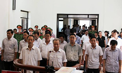 Sau 2 ngày xét xử sơ thẩm, chiều 9/8, Tòa án nhân dân huyện Mỹ Đức đã tuyên án đối với 14 bị cáo nguyên là cán bộ xã và cán bộ huyện trong vụ án sai phạm đất đai ở xã Đồng Tâm. 10 bị cáo nguyên là cán bộ xã Đồng Tâm bị tuyên án về tội lợi dụng chức vụ, quyền hạn trong thi hành công vụ.