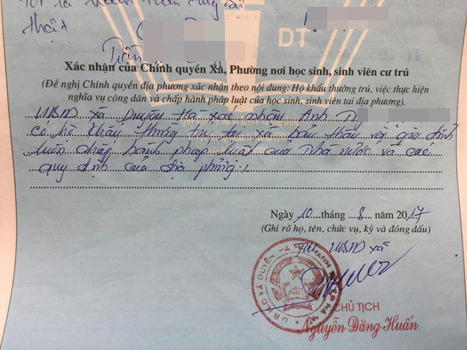 Nhiều vụ nhận xét hồ sơ, xác nhận lý lịch sai quy trình đã được báo chí phản ánh trong tuần. Bản hồ sơ nhập học của Ngô V.A. (trú tại xã Duyên Hà, Thanh Trì) có dòng phê: "Bản thân và gia đình chưa chấp hành chủ trương, chính sách của Đảng, pháp luật của Nhà nước, quy định của địa phương". Tiếp đó, ông Nguyễn Đăng Huấn – Chủ tịch UBND xã Duyên Hà đã ký, đóng dấu xác nhận.