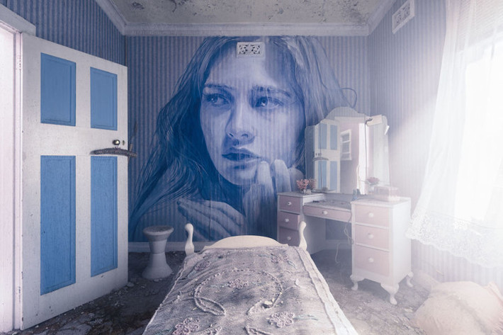 Bức “Jane Doe” của Rone phác họa chân dung thiếu nữ nhìn ra cánh cửa xanh, màu của hy vọng, trong căn phòng được bày trí hoài cổ ở Alphington.