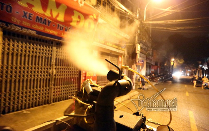 Mỗi địa bàn được phun thuốc, sau 7 ngày sẽ phun lại một lần. Mỗi đêm một máy phun công suất lớn diệt muỗi cho khoảng 2 phường. Ảnh: Vietnamnet.