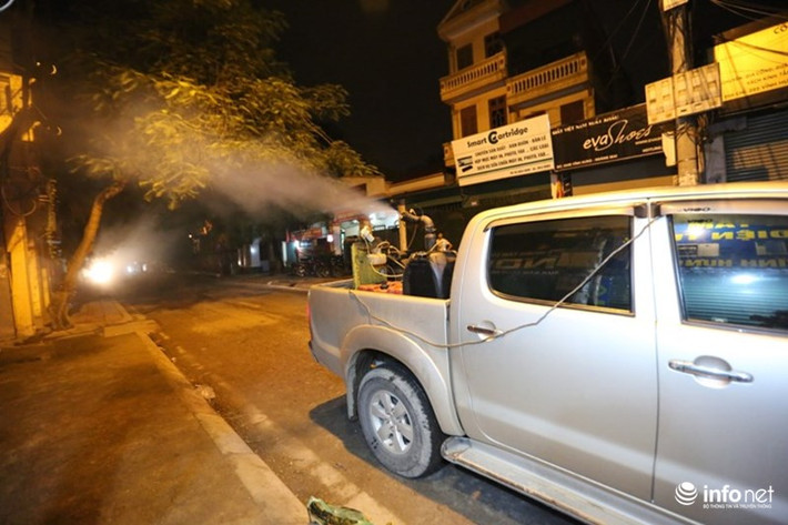 Trong những ngày dịch sốt xuất huyết bùng phát, xe phun thuốc diệt muỗi chuyên dụng của Trung tâm y tế dự phòng Hà Nội len lỏi khắp phố phường phun xịt hóa chất diệt muỗi. Ảnh: Infonet.