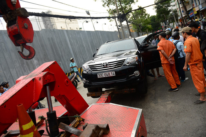 Nhiều xe đậu trên vỉa hè nhưng không có tài xế xuất trình giấy tờ, lực lượng chức năng quận 1 quyết định niêm phong, cẩu xe về trụ sở.