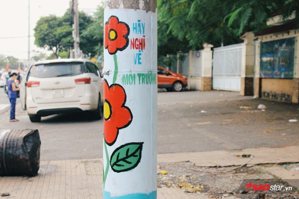 Đoàn viên, thanh niên của phường 5 (Q.11) cùng nhau bôi xoá các bảng quảng cáo, thay vào đó các tranh vẽ, hoạ tiết hình bông hoa khá sinh động. Ý tưởng trang trí đường phố độc đáo này nhận được nhiều phản hồi tích cực của người dân địa phương. Ảnh: Saostar.