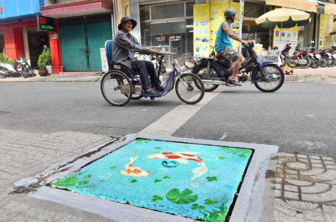 Nắp cống cũ kĩ, nhếch nhác trước kia trên các đường Hải Thượng Lãn Ông, Tản Đà, Triệu Quang Phục (Q.5, TP HCM) đã hoàn toàn biến mất. Ảnh: Tuổi Trẻ.