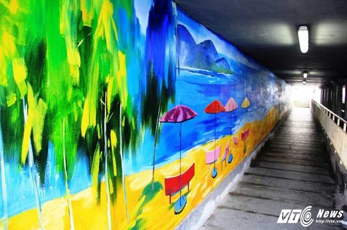Tháng 11/2016, hai bức tranh "Biển gọi" và "Tài nguyên vô giá" vẽ bằng sơn acrylic trên toan lớn nhất Việt Nam được trưng bày hai bên hầm đi bộ cầu Rồng (Đà Nẵng) tạo thành điểm nhấn độc đáo, thu hút sự chú ý của mọi người. Ảnh: VTC News.