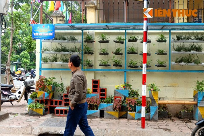 Đây là một trong những công trình vườn hoa thanh niên, kết hợp trồng hoa, cây cảnh để tạo nên diện mạo hoàn toàn mới cho khu phố. Các vật liệu tái chế được sử dụng để tạo thành vườn hoa có 1-0-2 này.