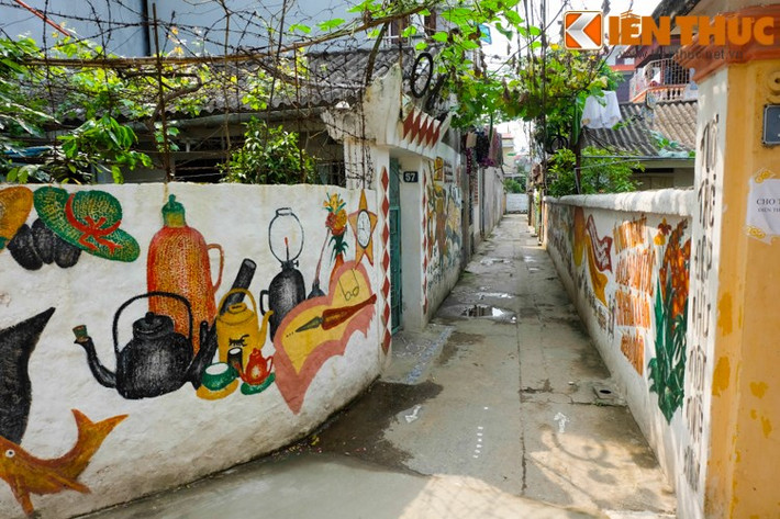 Khá bất ngờ khi chủ nhân của những hình vẽ này là một cụ ông đã gần 80 tuổi.