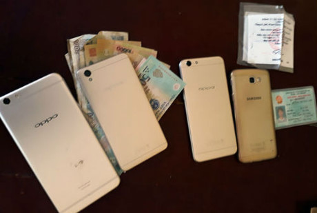 Với thủ đoạn tương tự, hồi tháng 3, Huỳnh Trường Anh (21 tuổi, thị trấn Mái Dầm, huyện Châu Thành) cũng bị Công an huyện Châu Thành bắt vì hành vi cướp điện thoại. Tên này không ngờ chiếc điện thoại hắn cướp chỉ là điện thoại trưng bày, không sử dụng được.